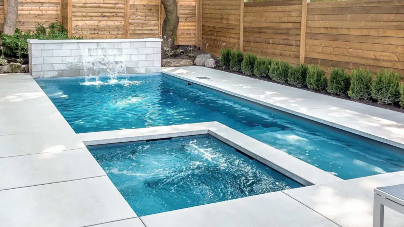 Limitless, kompaktem Pool mit integrierter Flachwasserzone in voller Breite, Whirlpool und Schwimmbank