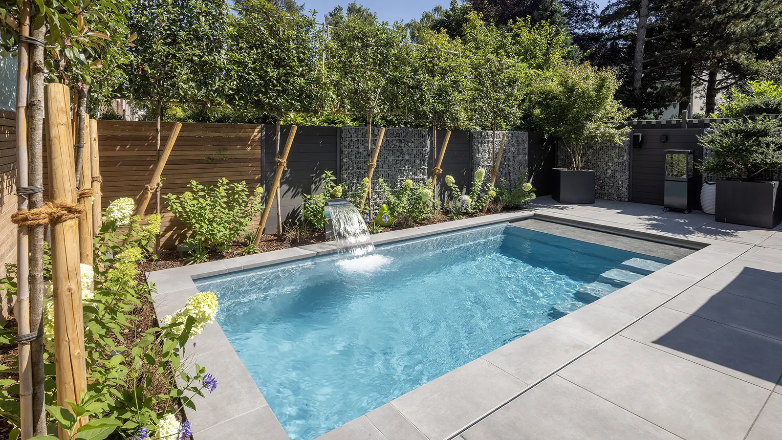 SilverGrey_HeroV2 Silver Grey Farbe des Schwimmbads